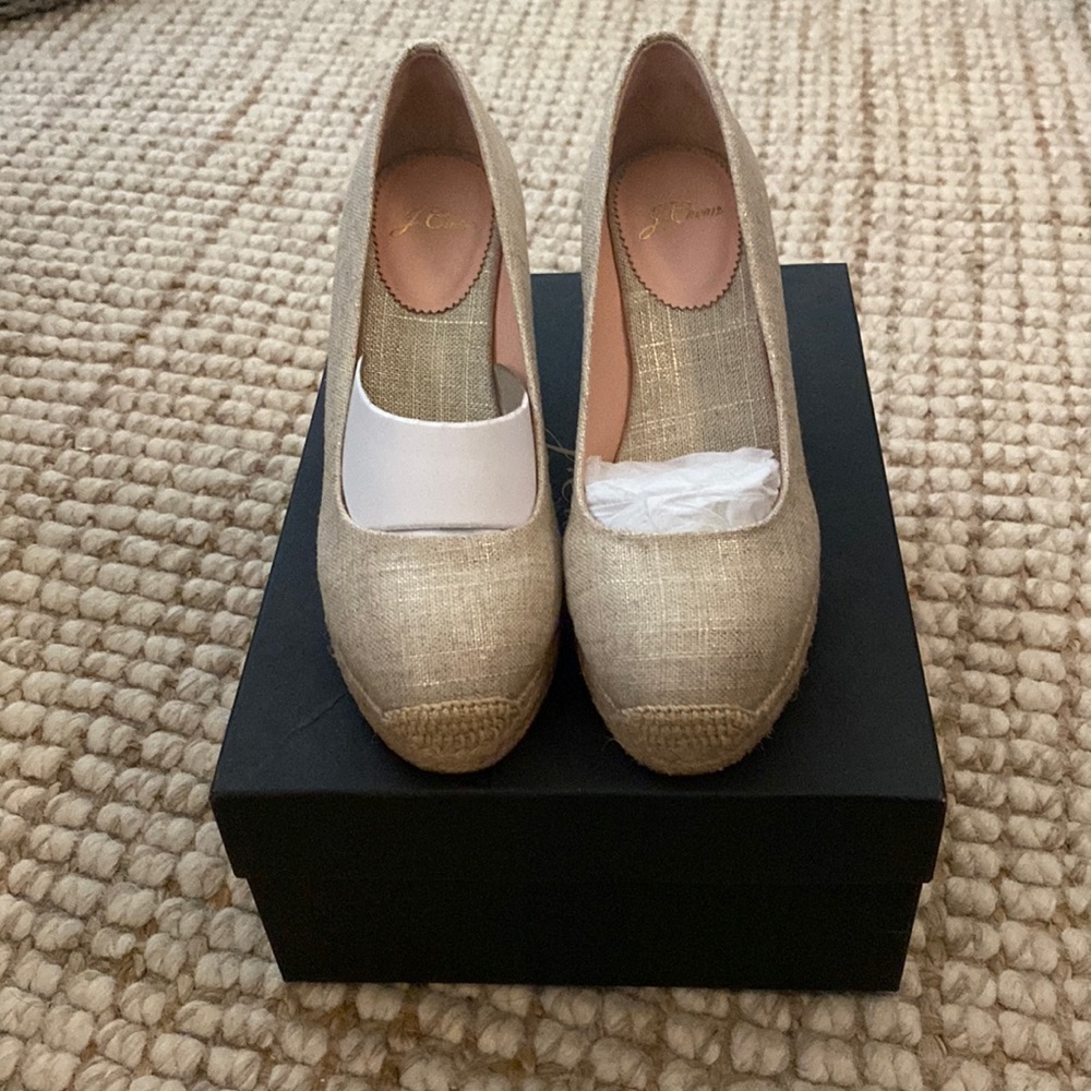 Sz 5.5 gold woven metallic espadrilles.  Run slightly large (like a true 6). New